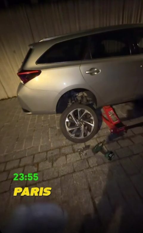 Intervention à Paris à 23 h 55 : roue déposée, cric en place